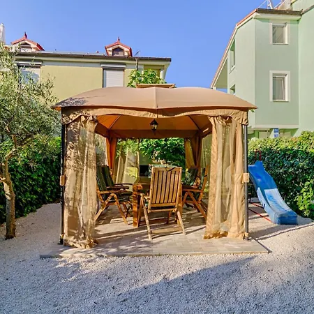 Apartment 3 *